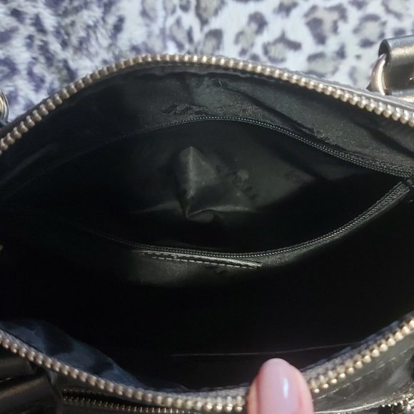 Elegant Black Leather Handbag - Picture 14 of 15